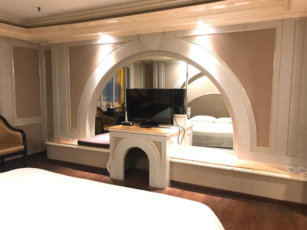 First Plaza Hotell Taichung Eksteriør bilde